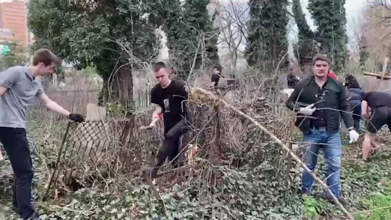 На Всесвятском кладбище Краснодара провели субботник