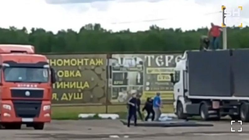 На видео сняли мёртвого водителя фуры с дронами в Иркутсткой области 