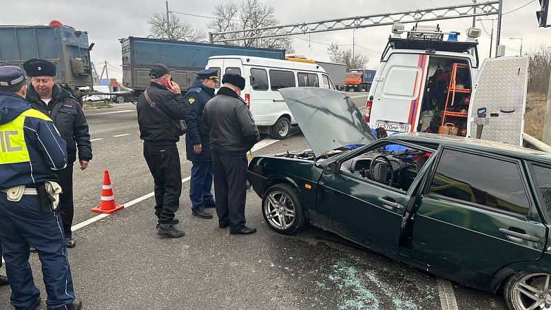 Выехавшая на встречку фура спровоцировала смертельное ДТП с 2 жертвами на Кубани