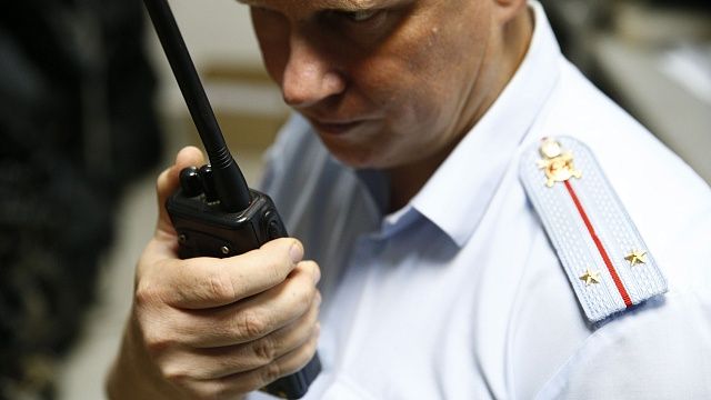 Сотрудники уголовного розыска задержали нарушителя. Фото: телеканал «Краснодар»