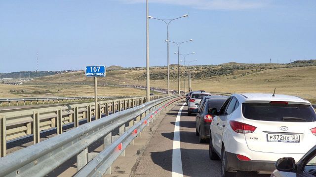 Очередь из туристов у Крымского моста растет. Все хотят на полуостров Фото со стороны Керчи: Телеканал «Краснодар»