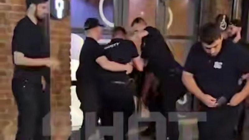 На видео попала драка охранников со школьниками на концерте Славы КПСС в Питере