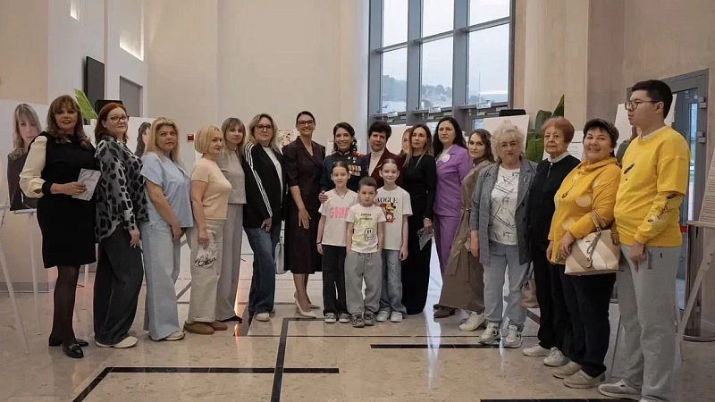 Фотовыставка о вдовах участников СВО «Цветы героев» открылась в Геленджике