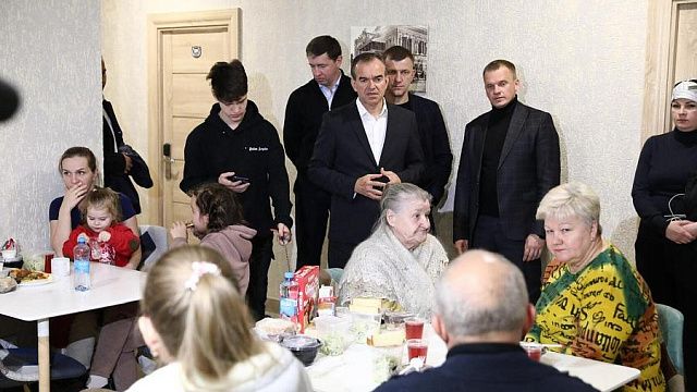 Вениамин Кондратьев осмотрел условия размещения жильцов пострадавшего дома в Ейске