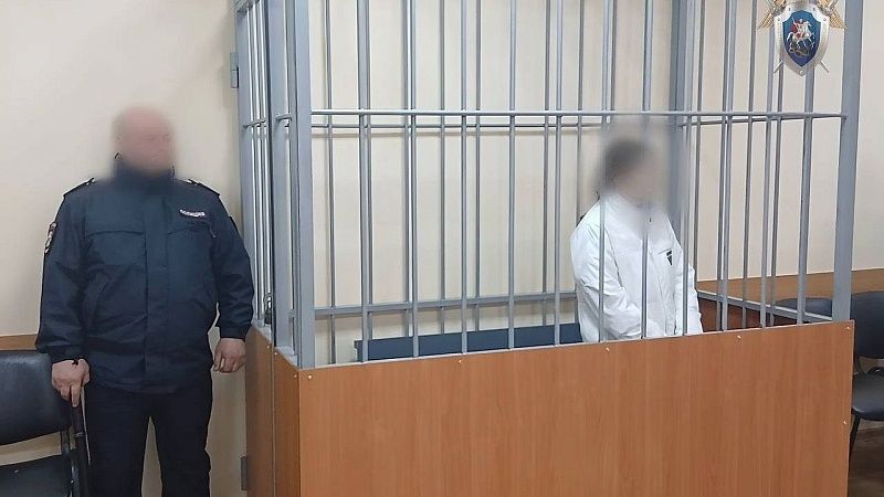 Суд не отпустил из-под стражи пытавшуюся зарезать младенца мать в Курганинске 