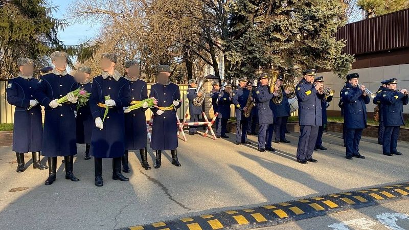Курсанты Лётного училища и юнармейцы вручили женщинам цветы на улицах Краснодара