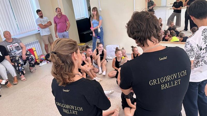 Артисты краснодарского театра провели занятие для юных балерин в Мариуполе
