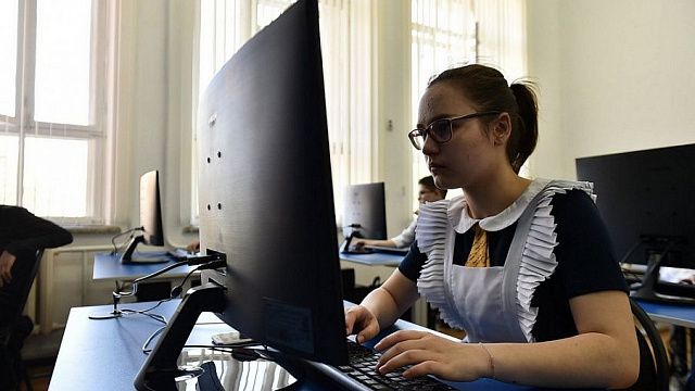 В течение года 76 школ Кубани оснастят системами видеонаблюдения и беспроводным интернетом