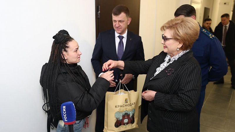 В Краснодаре вручили ключи от новых квартир детям-сиротам