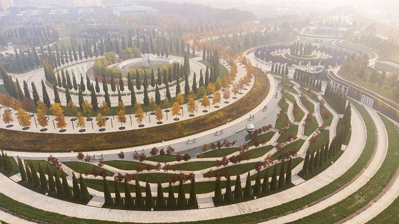 Артист Павел Воля прогулялся по парку Краснодар и Японскому саду 