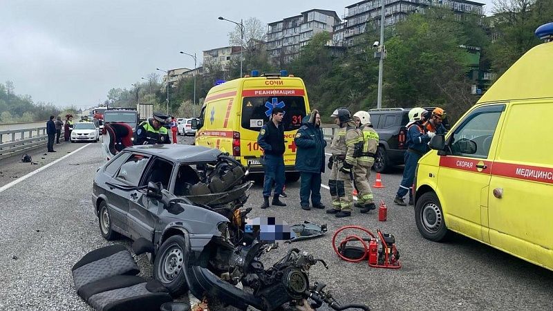 Молодой водитель «Лады» погиб в лобовом столкновении на спуске в Сочи