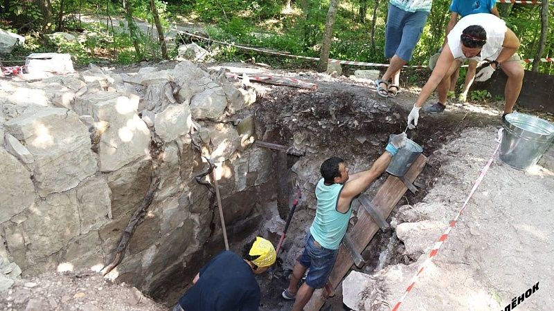В археологических раскопках Эрмитажа участвует «Орленок» в Туапсинском районе