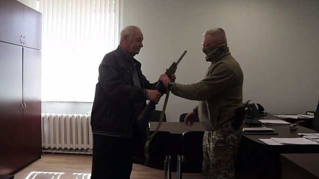 Личное оружие для бойцов СВО передал ветеран МВД из Краснодара