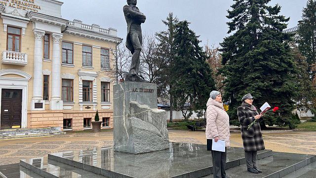 В Краснодаре возложили цветы к памятникам и мемориальным доскам, созданным в честь поэтов. Фото: пресс-служба администрации Краснодара