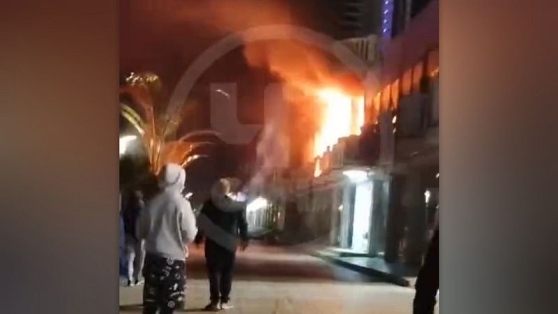 Очевидцы сняли на видео масштабный пожар на Приморском бульваре в Сочи