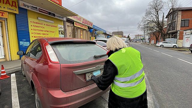 В Краснодаре начали очищать от масок и визиток автомобильные номера на платных парковках