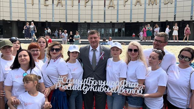 Андрей Алексеенко вместе с краснодарцами на Главной городской площади. Фото: телеканал «Краснодар»