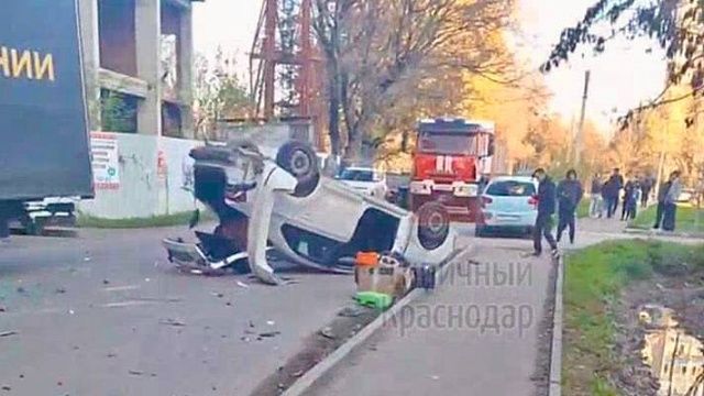 В Краснодаре автомобиль виновника ДТП после удара перевернулся на крышу