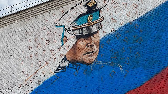 Художники продолжают работу над муралом генерал-майора на стене гимназии № 25 Краснодара