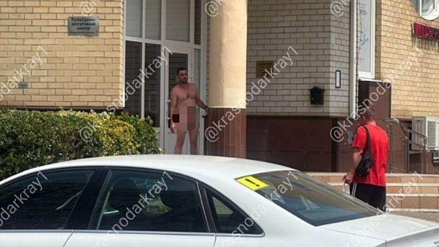 Абсолютно голого мужчину сняли на видео во дворах многоэтажек в Краснодаре