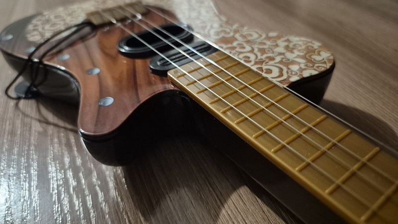 Гитару Ноэла Галлахера продали на аукционе почти за 100 тысяч долларов в США 