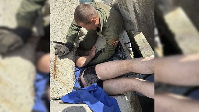 Спасатели вытащили застрявшего в защитных сооружениях туриста в Новороссийске
