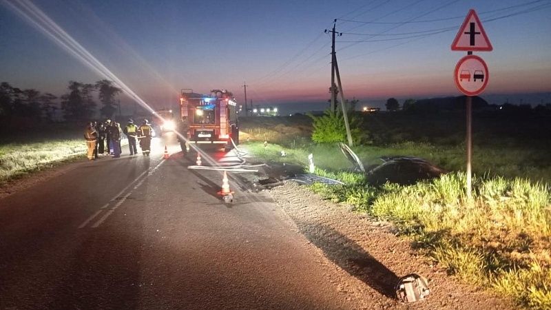 Женщина погибла в ударившейся о металлическую трубу иномарке под Анапой