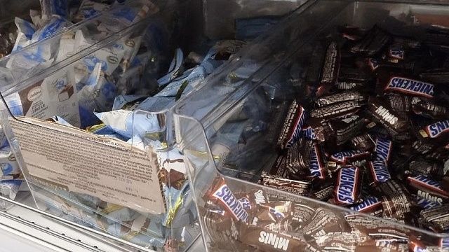 Неизвестные раздали детям конфеты с иголками внутри на выпускном в Техасе