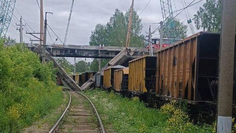 На товарный поезд рухнул мост в Пермском крае