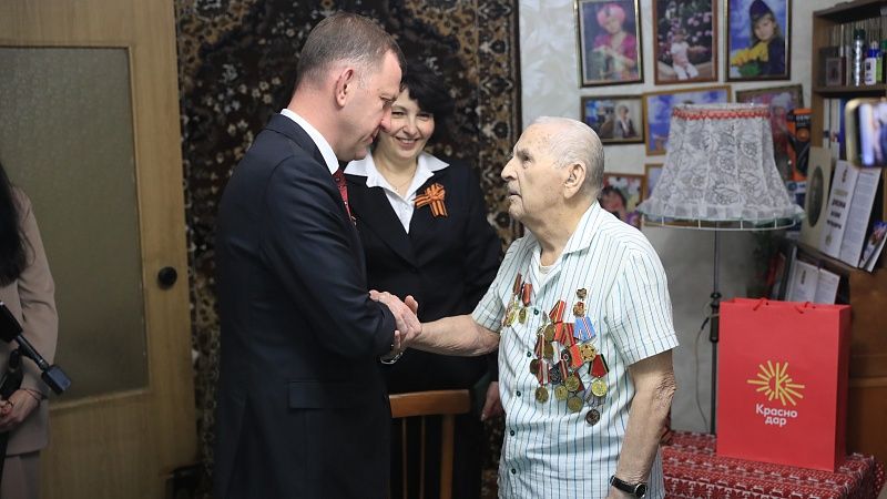 Мэр Краснодара поздравил 100-летнего ветерана Василия Демёхина с Днём Победы