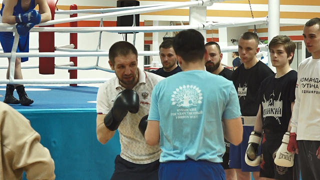 В Краснодаре для студентов журфака провели мастер-класс по боксу. Фото: телеканал «Краснодар»