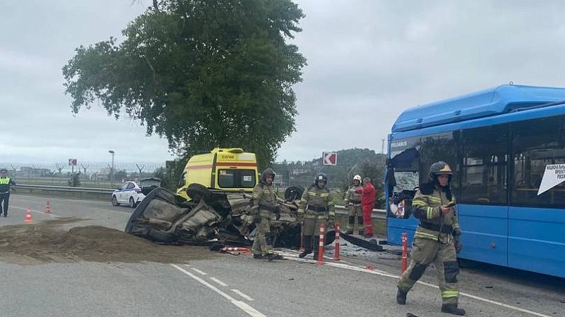 Смертельное ДТП с автобусом и легковушкой попало на видео в Сочи