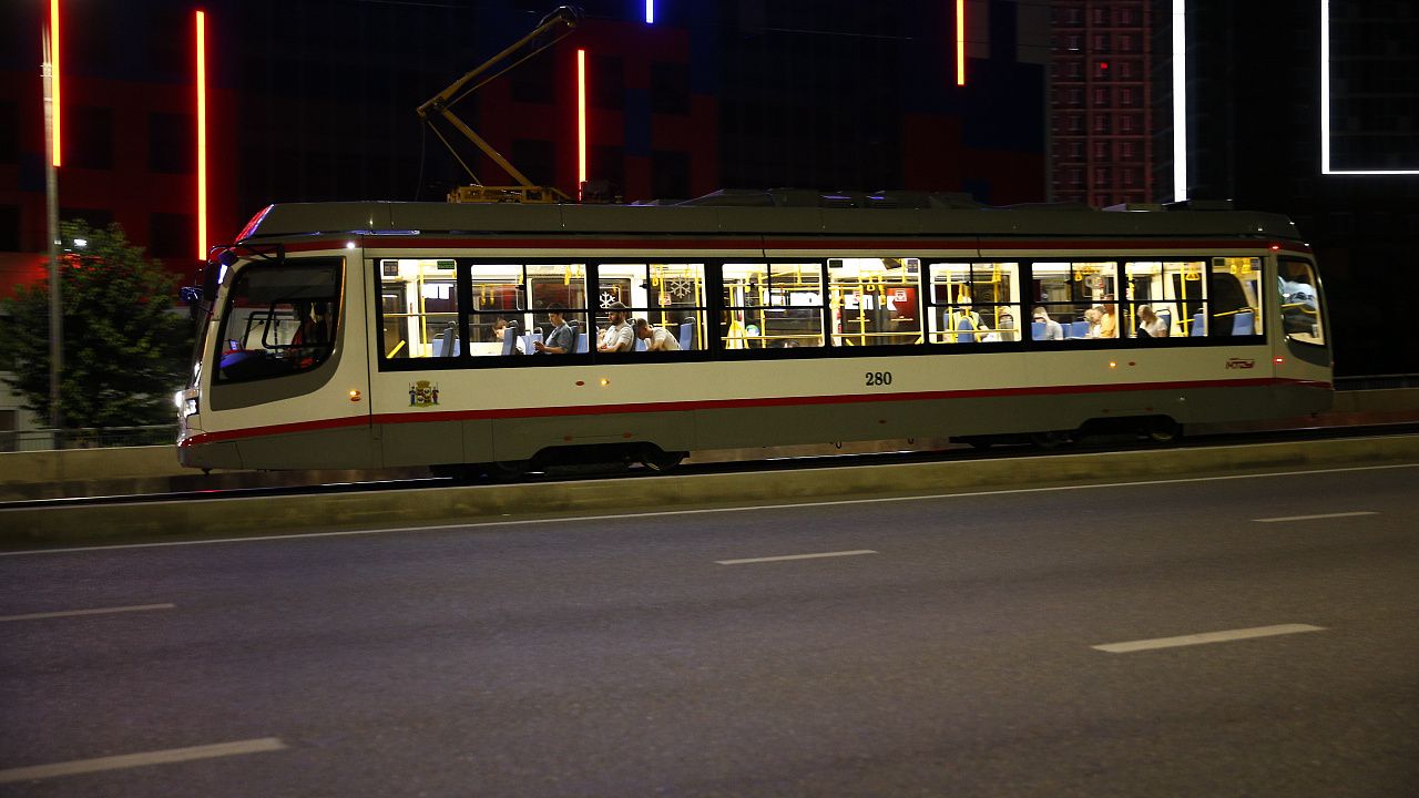 В ночное время с 6 по 11 октября трамвай № 4 будет следовать по Садовому мосту на Декабристов. Фото: Геннадий Аносов