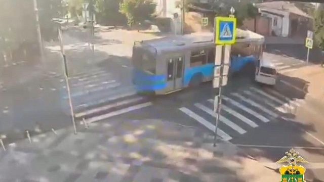 Смертельное столкновение легковушки и троллейбуса попало на видео в Краснодаре