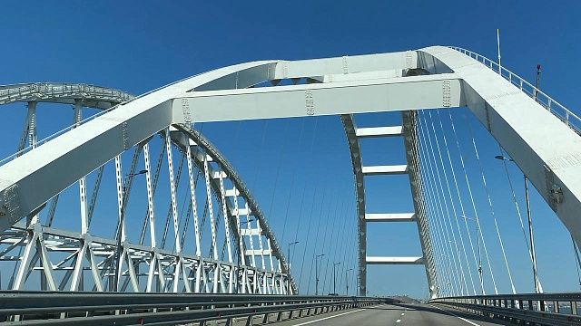У Крымского моста образовалась 5-километровая пробка утром в воскресенье. Фото: архив телеканала «Краснодар»