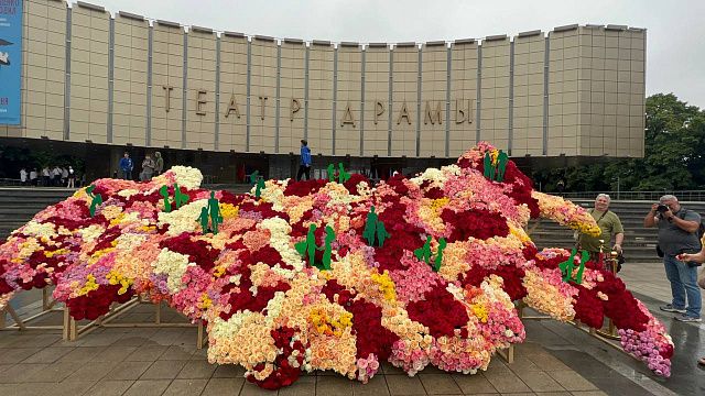 На Главной городской площади создали карту России из 30 тысяч бутонов роз. Фото: телеканал «Краснодар»