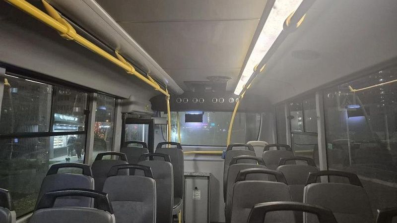 Мужчина устроил дебош в автобусе и кидался на кондуктора в Новосибирске