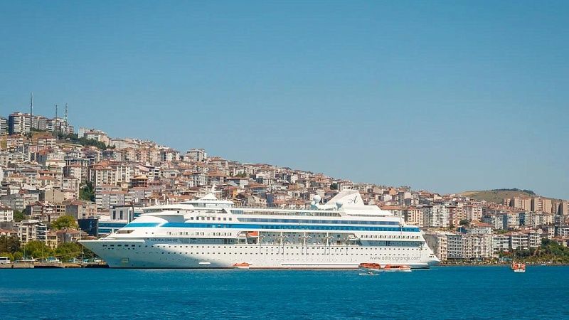 На месяц раньше лайнер «Astoria Grande» открывает круизный сезон в Сочи 