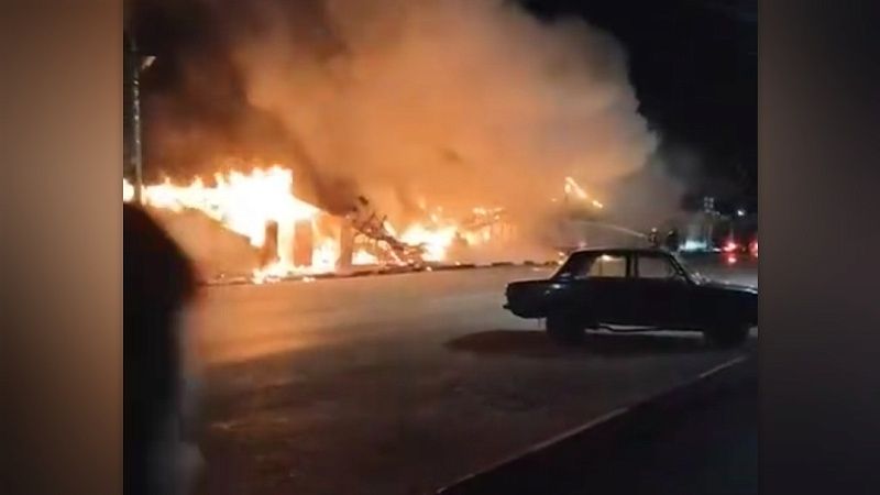 В сети появилось видео пожара после взрыва палатки с шаурмой в Батайске 