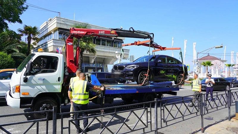 Более тысячи автомобилей, мопедов и мотоциклов эвакуировали за лето с улиц Сочи