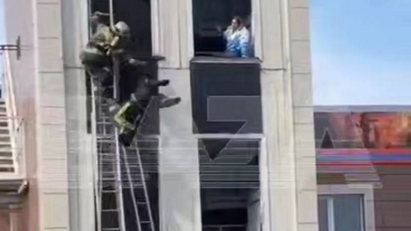 Внезапно упавшая лестница практически убила спасателя МЧС в Санкт-Петербурге