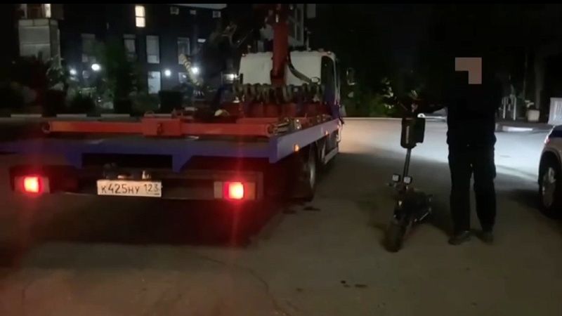 Инспекторы ДПС остановили самокатчика без прав в Сочи