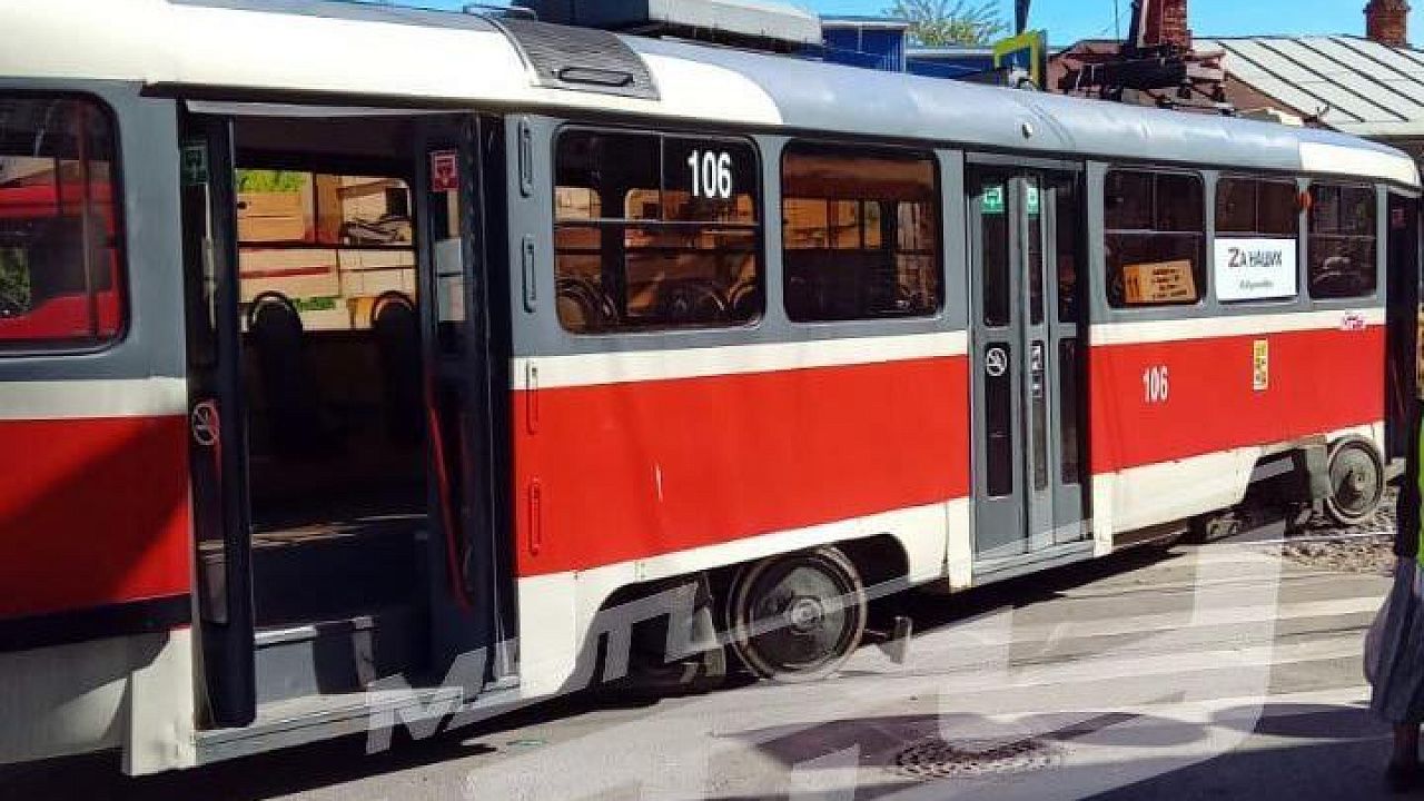 Сошедший с рельс трамвай во время утреннего ДТП в Краснодаре. Фото: МУП «КТТУ»