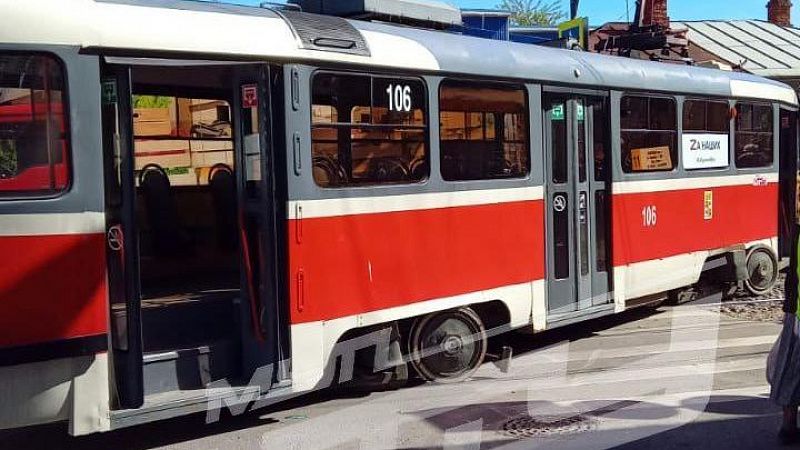 Водитель трамвая и пассажирка пострадали в серьезном ДТП в Краснодаре 