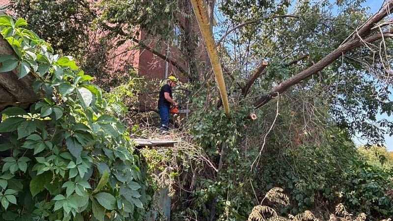 Мужчине с железным прутом в легком помогли спасатели в Краснодаре