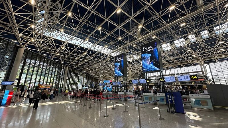 Аэропорт Сочи временно закрыли на прилет и вылет поздно вечером 1 ноября 