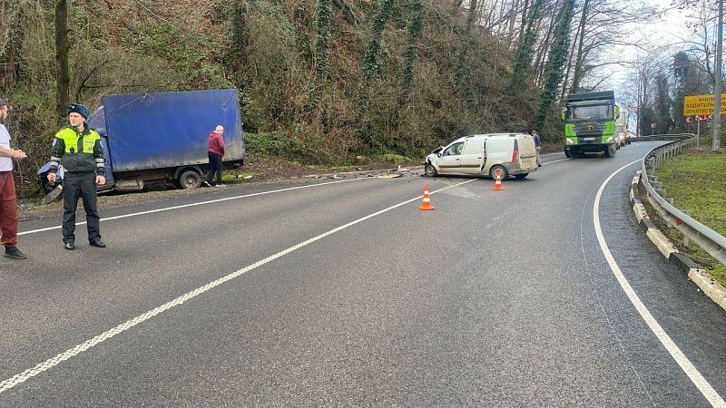 Фургон с мясом столкнулся с другим грузовиком на трассе в Сочи