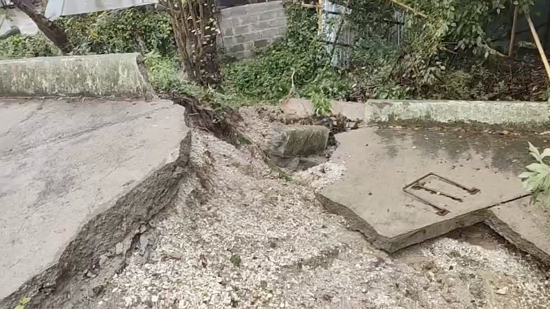 Часть придомовой парковки обрушилась из-за оползня в микрорайоне Бытха в Сочи