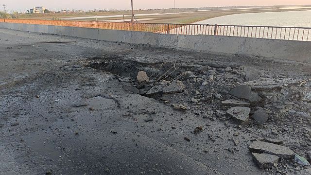 На мосту между Крымом и Херсонской областью повреждено дорожное полотно. Фото: t.me/SALDO_VGA