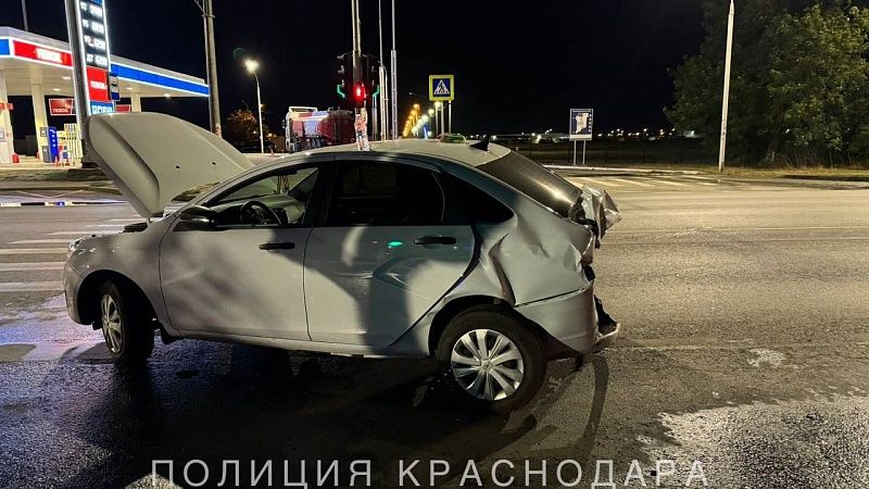 Водитель «Ниссан» смял «Ладу», влетел в дерево и сбежал с места ДТП в Краснодаре